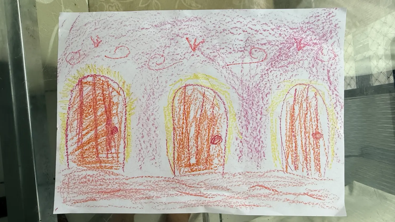 Três portas iluminadas desenhadas por Maria Anita